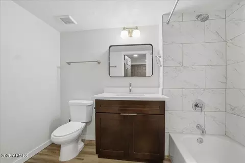 Bath - 813 E Marlette Ave, Phoenix, AZ 85014 photo 3 of 6