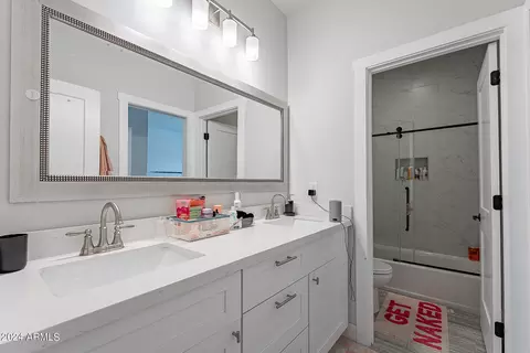 Bath - 15908 E Vaughn Ave, Gilbert, AZ 85234 photo 9 of 10
