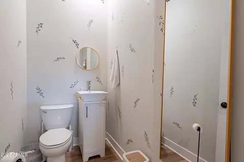Bath - 15908 E Vaughn Ave, Gilbert, AZ 85234 photo 1 of 10