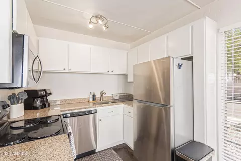 Kitchen - 1002 E Osborn Rd #B, Phoenix, AZ 85014 photo 2 of 3