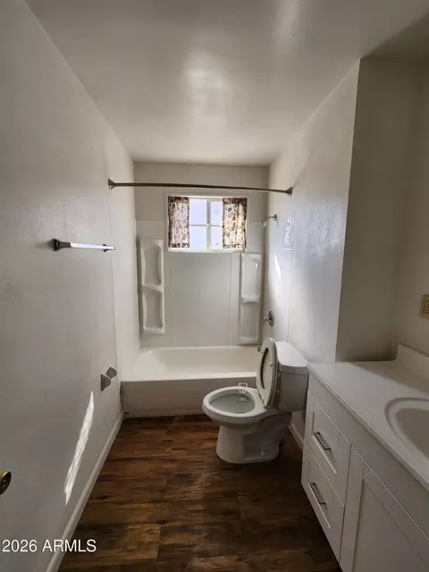 Bath - 2032 W State Ave, Phoenix, AZ 85021 photo 1 of 2