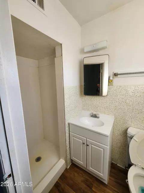 Bath - 2032 W State Ave, Phoenix, AZ 85021 photo 2 of 2