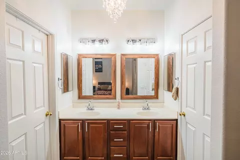Bath - 2621 E Pecan Rd, Phoenix, AZ 85040 photo 2 of 3