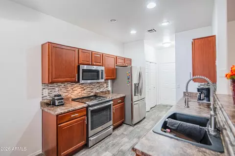 Kitchen - 2621 E Pecan Rd, Phoenix, AZ 85040 photo 3 of 5