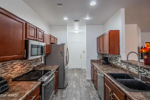 Kitchen - 2621 E Pecan Rd, Phoenix, AZ 85040 photo 5 of 5