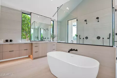 Bath - 4704 N 40th Pl, Phoenix, AZ 85018 photo 2 of 9