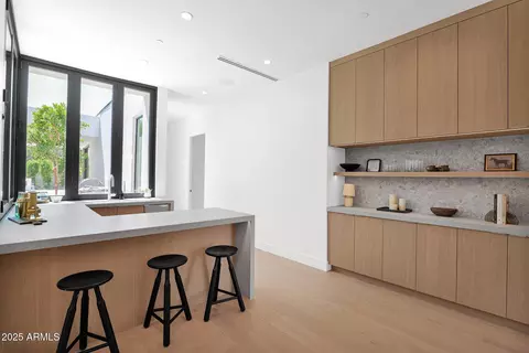 Kitchen - 4704 N 40th Pl, Phoenix, AZ 85018 photo 9 of 12