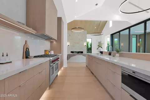 Kitchen - 4704 N 40th Pl, Phoenix, AZ 85018 photo 7 of 12