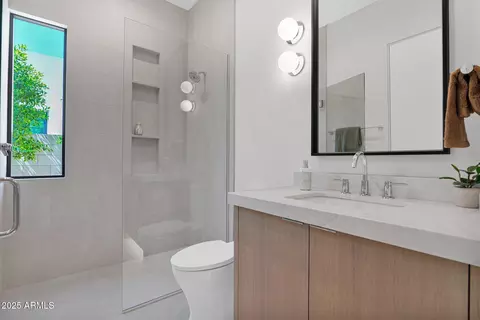 Bath - 4704 N 40th Pl, Phoenix, AZ 85018 photo 7 of 9