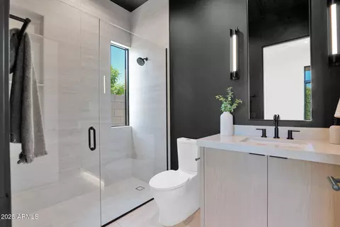 Bath - 4704 N 40th Pl, Phoenix, AZ 85018 photo 6 of 9