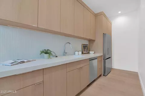 Kitchen - 4704 N 40th Pl, Phoenix, AZ 85018 photo 8 of 12