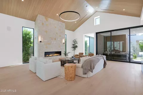 Living - 4704 N 40th Pl, Phoenix, AZ 85018 photo 1 of 4