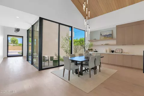 Dining - 4704 N 40th Pl, Phoenix, AZ 85018 photo 1 of 4