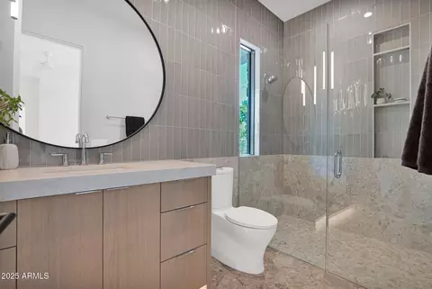 Bath - 4704 N 40th Pl, Phoenix, AZ 85018 photo 5 of 9