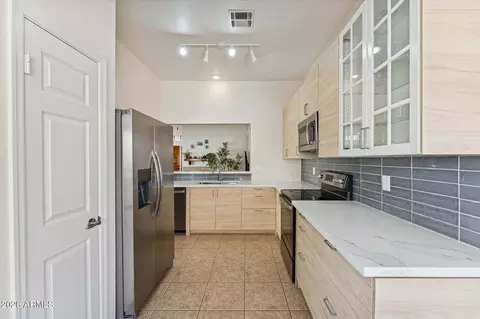 Kitchen - 1914 E Citation Ln, Tempe, AZ 85284 photo 3 of 3