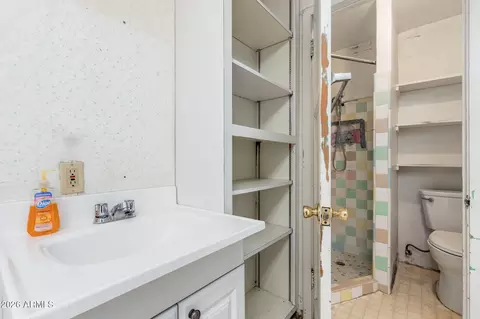 Bath - 2320 E Fairmount Ave, Phoenix, AZ 85016 photo 3 of 4