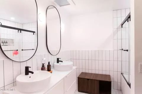 Bath - 5324 N 3rd Ave, Phoenix, AZ 85013 photo 1 of 5