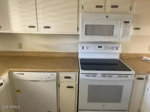 Kitchen - 4150 E Cactus Rd #213, Phoenix, AZ 85032 photo 2 of 3