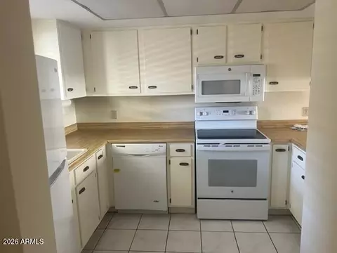 Kitchen - 4150 E Cactus Rd #213, Phoenix, AZ 85032 photo 1 of 3