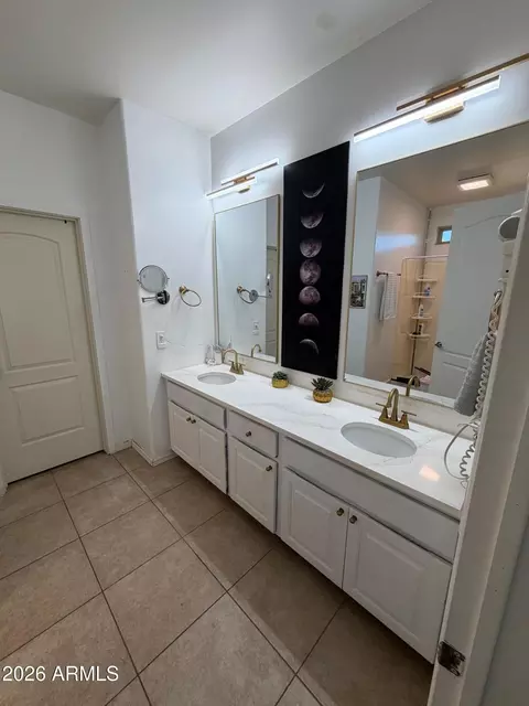 Bath - 1507 E Apollo Rd, Phoenix, AZ 85042 photo 1 of 2