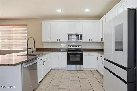 Kitchen - 10740 E Lobo Ave, Mesa, AZ 85209 photo 3 of 4