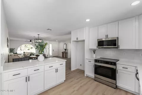 Kitchen - 2655 E Cholla St, Phoenix, AZ 85028 photo 3 of 4