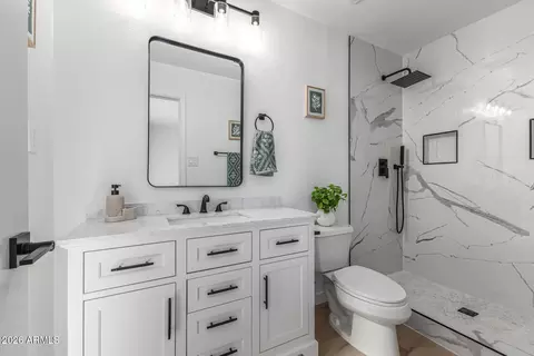 Bath - 2655 E Cholla St, Phoenix, AZ 85028 photo 1 of 3
