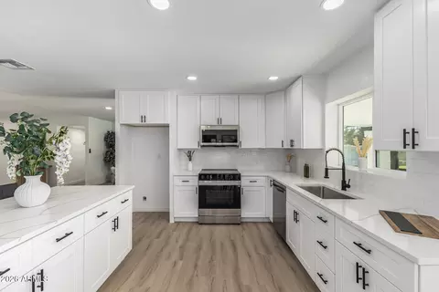 Kitchen - 2655 E Cholla St, Phoenix, AZ 85028 photo 4 of 4