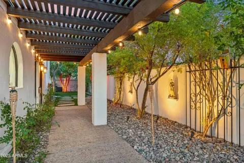Exterior - 8001 N 3rd Pl, Phoenix, AZ 85020 photo 4 of 9
