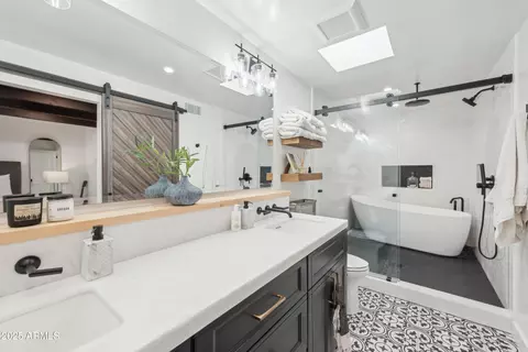 Bath - 8001 N 3rd Pl, Phoenix, AZ 85020 photo 2 of 5