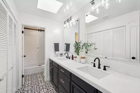 Bath - 8001 N 3rd Pl, Phoenix, AZ 85020 photo 4 of 5