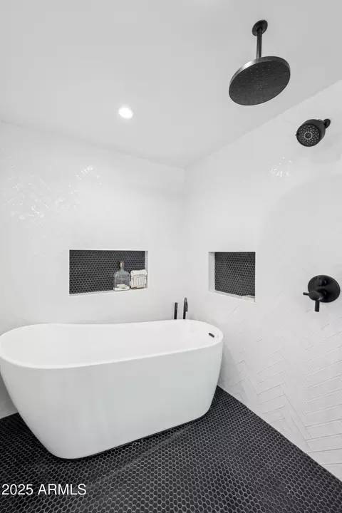 Bath - 8001 N 3rd Pl, Phoenix, AZ 85020 photo 3 of 5