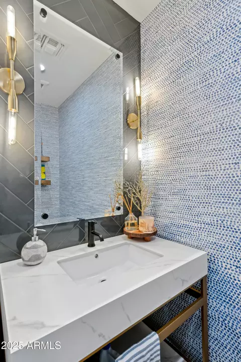 Bath - 8001 N 3rd Pl, Phoenix, AZ 85020 photo 1 of 5