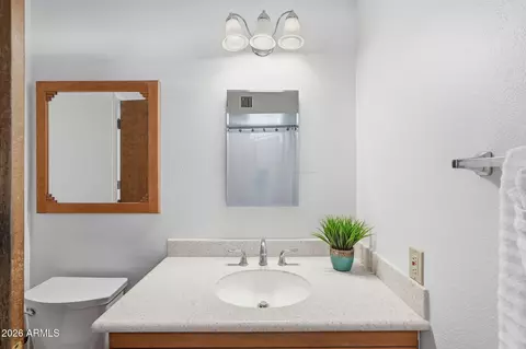 Bath - 744 E North Ln #2, Phoenix, AZ 85020 photo 1 of 2