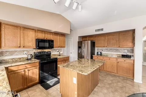 Kitchen - 2397 S Granite St, Gilbert, AZ 85295 photo 3 of 4