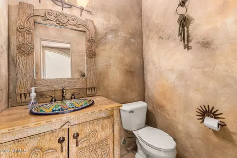 Bath - 1732 E Gelding Dr, Phoenix, AZ 85022 photo 1 of 5