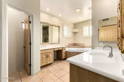 Bath - 1732 E Gelding Dr, Phoenix, AZ 85022 photo 2 of 5