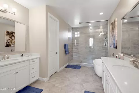 Bath - 963 E Danbury Dr, Phoenix, AZ 85022 photo 3 of 4