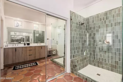 Bath - 3929 E Carter Dr, Phoenix, AZ 85042 photo 2 of 3