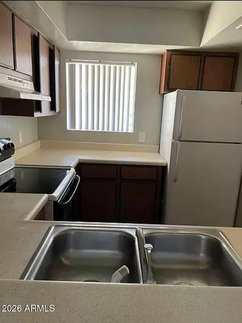 Kitchen - 2838 E Le Marche Ave, Phoenix, AZ 85032 photo 4 of 5