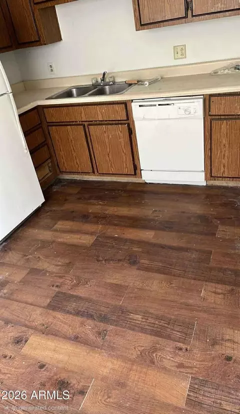 Kitchen - 2838 E Le Marche Ave, Phoenix, AZ 85032 photo 3 of 5