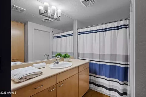 Bath - 914 E Osborn Rd #216, Phoenix, AZ 85014 photo 1 of 2