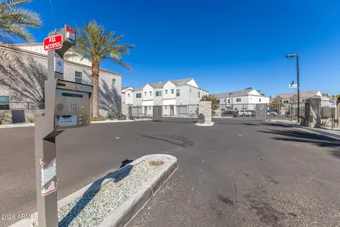 Exterior - 8262 N 22nd Dr, Phoenix, AZ 85021 photo 5 of 9
