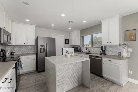 Kitchen - 1022 E Pedro Rd, Phoenix, AZ 85042 photo 3 of 4