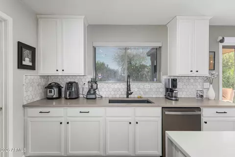 Kitchen - 1022 E Pedro Rd, Phoenix, AZ 85042 photo 4 of 4