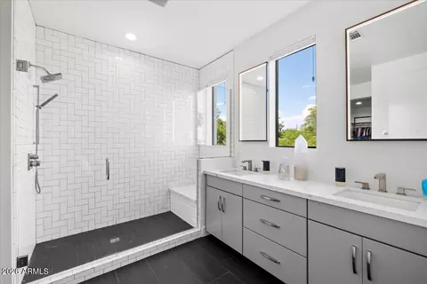 Bath - 4331 N 27th Pl, Phoenix, AZ 85016 photo 1 of 5
