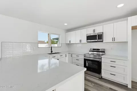 Kitchen - 534 E Pebble Beach Dr, Tempe, AZ 85282 photo 2 of 4