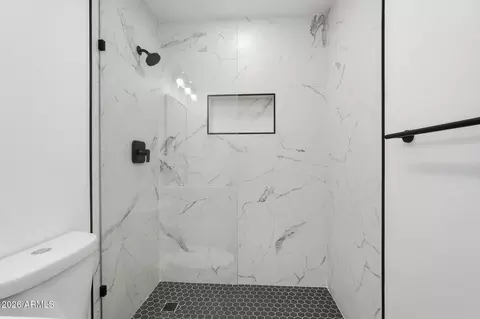 Bath - 534 E Pebble Beach Dr, Tempe, AZ 85282 photo 2 of 3
