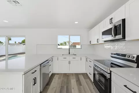 Kitchen - 534 E Pebble Beach Dr, Tempe, AZ 85282 photo 4 of 4