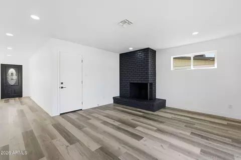 Living - 534 E Pebble Beach Dr, Tempe, AZ 85282 photo 4 of 6